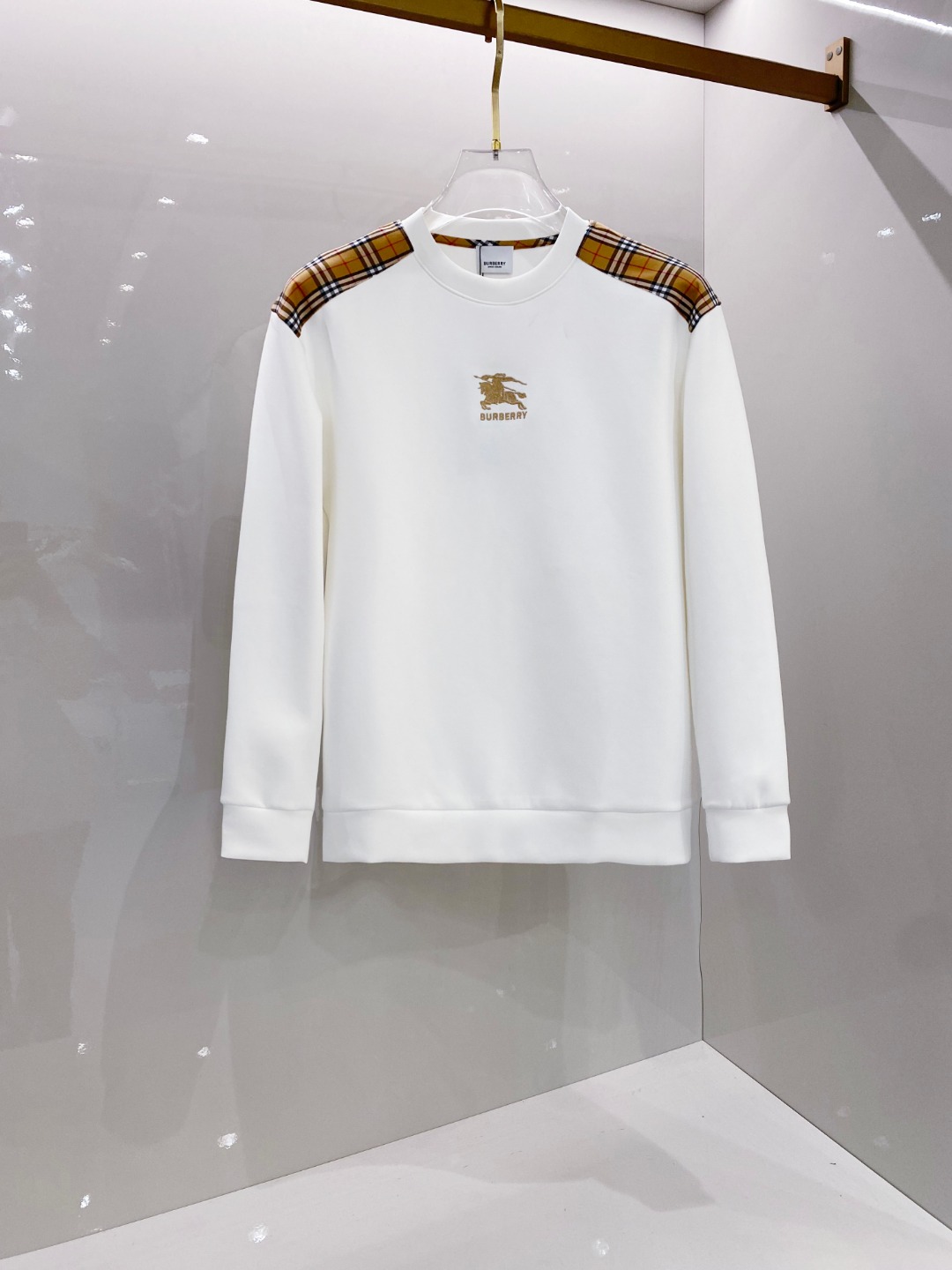 NO:521515,BURBERRY 2025ss autumn and winter new products, long-sleeved space cotton sweatshirt, classic logo design, versatile models, released simultaneously on the official website. Customized fabrics are soft and delicate, with a high skin-friendly feel, perfectly interpreting the brand's fashion trend!  Men’s wardrobe are indispensable, and they are low-key designs and must-haves. Dears, please buy them quickly!  S-XL, burberry, burberry, hoodie, sweatshirts, alexander wang19860909BURBERRY巴宝莉 2025ss秋冬新品 长袖太空棉卫衣,经典Logo设计,百搭款 官网同步发售 定制面料,柔软细腻,亲肤感极高,完美诠释出品牌的时尚潮流！男人的衣柜都少不了基础 是低调的设计 必备款,亲们赶紧入手！码数S-XL,,burberry,burberry,hoodie,sweatshirts,alexander wang,Men's clothing