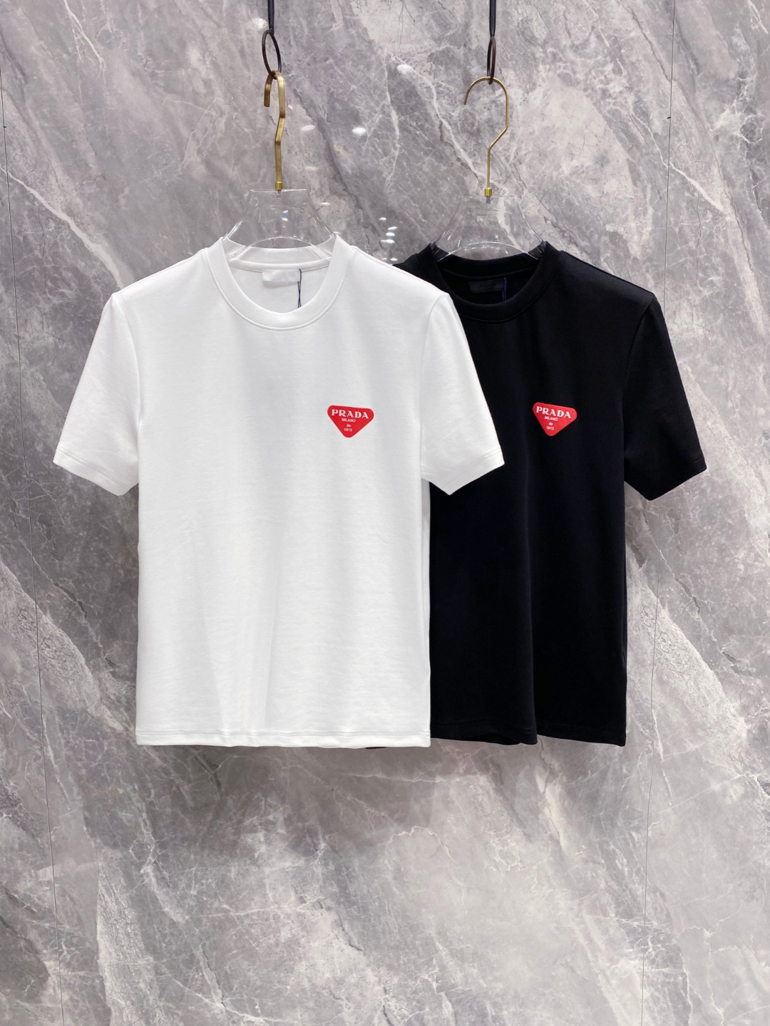 普拉达 2025秋冬 圆领刺绣短袖T恤打底衫 元素性的Logo徽章凸显休闲时尚魅力,依然独领时尚风骚.内