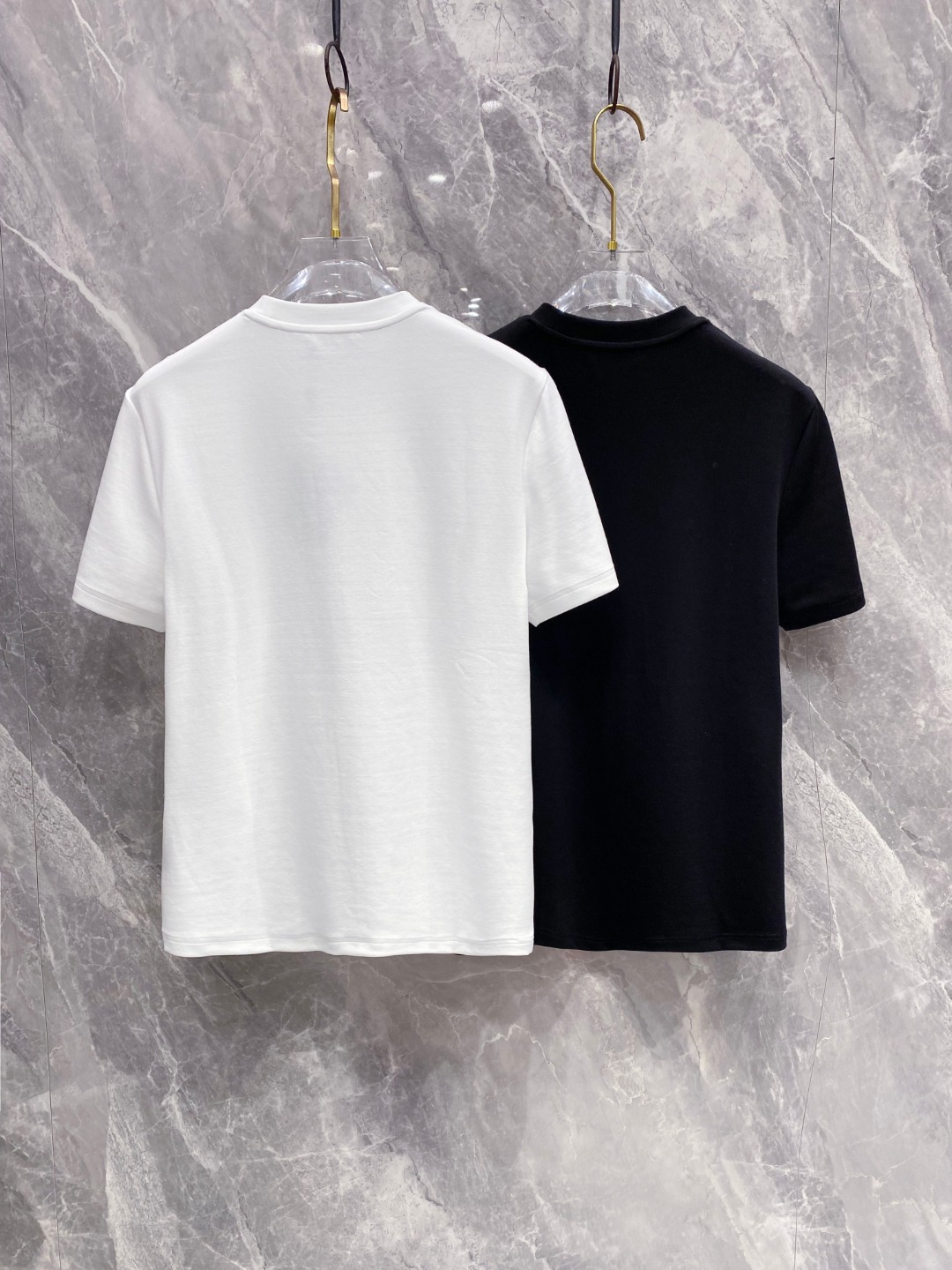 普拉达 2025秋冬 圆领刺绣短袖T恤打底衫 元素性的Logo徽章凸显休闲时尚魅力,依然独领时尚风骚.内