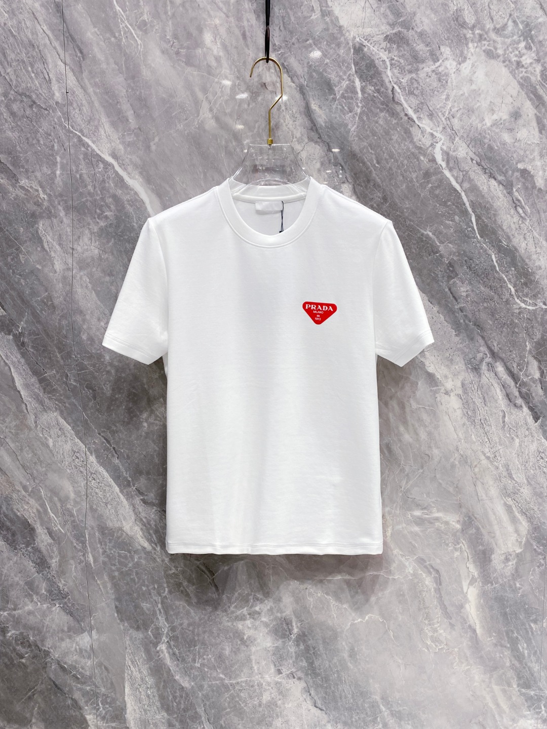 普拉达 2025秋冬 圆领刺绣短袖T恤打底衫 元素性的Logo徽章凸显休闲时尚魅力,依然独领时尚风骚.内