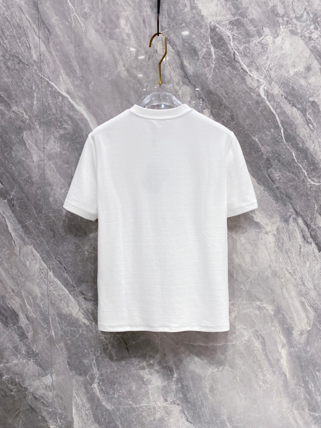 普拉达 2025秋冬 圆领刺绣短袖T恤打底衫 元素性的Logo徽章凸显休闲时尚魅力,依然独领时尚风骚.内