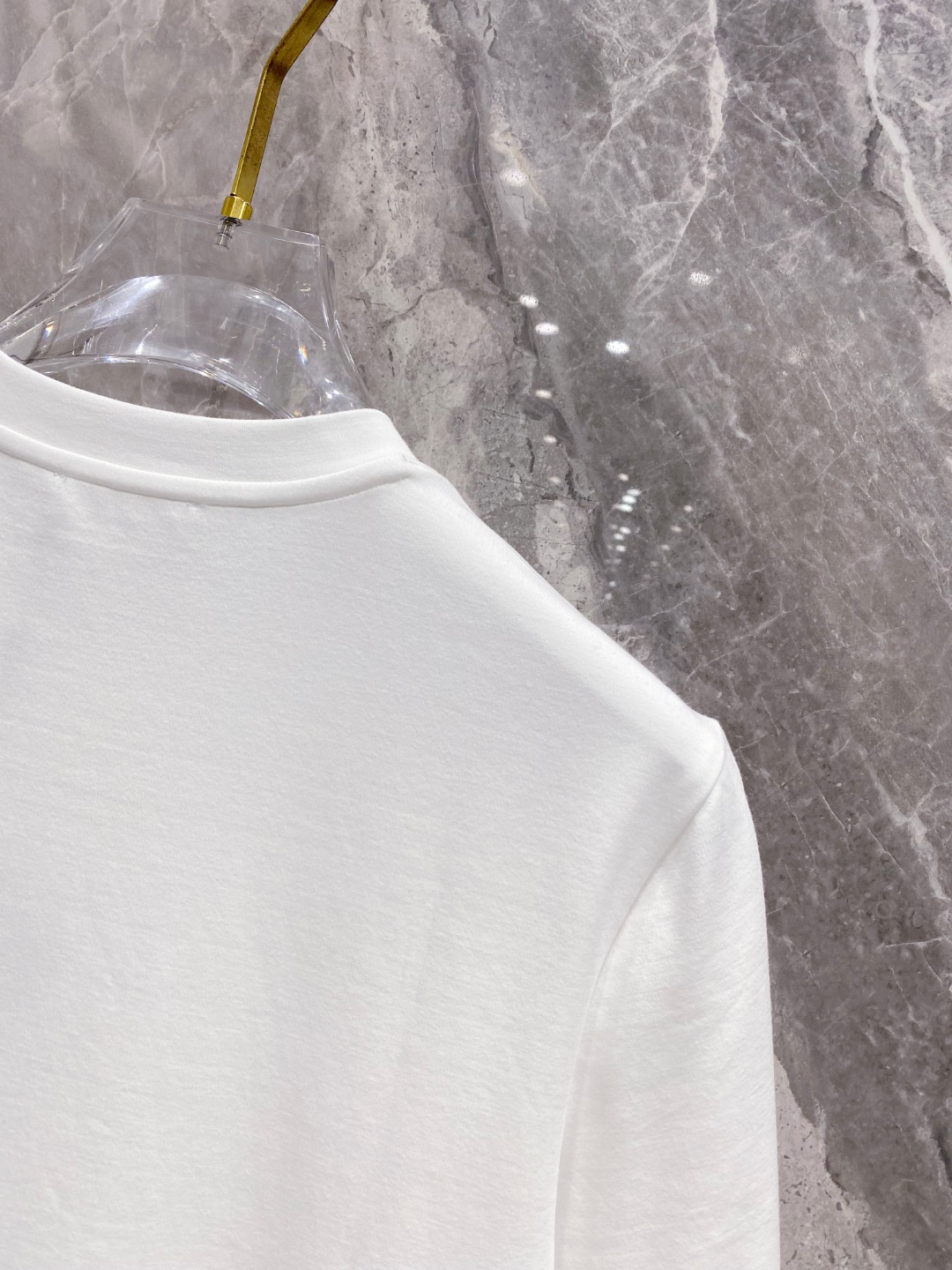 普拉达 2025秋冬 圆领刺绣短袖T恤打底衫 元素性的Logo徽章凸显休闲时尚魅力,依然独领时尚风骚.内