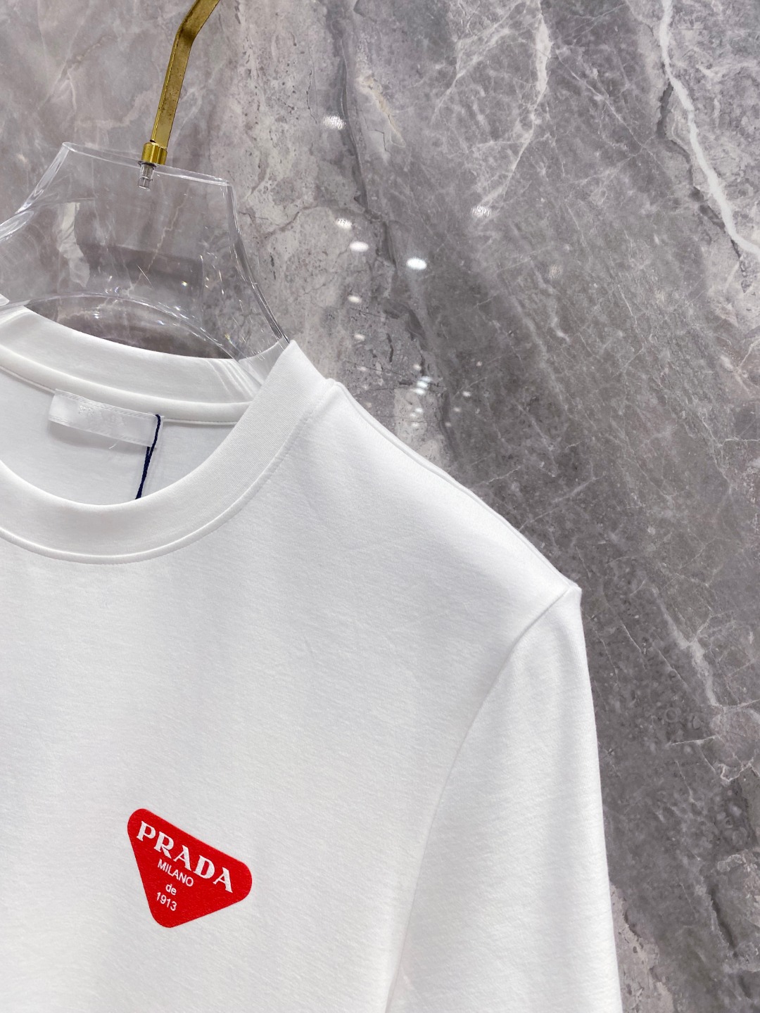 普拉达 2025秋冬 圆领刺绣短袖T恤打底衫 元素性的Logo徽章凸显休闲时尚魅力,依然独领时尚风骚.内