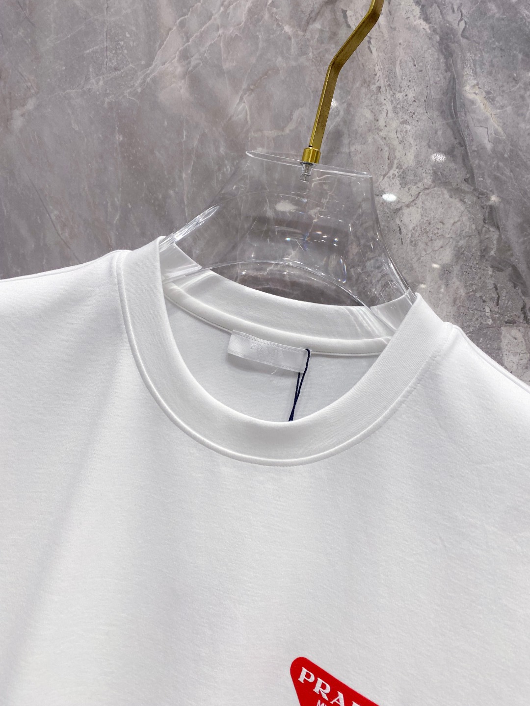 普拉达 2025秋冬 圆领刺绣短袖T恤打底衫 元素性的Logo徽章凸显休闲时尚魅力,依然独领时尚风骚.内