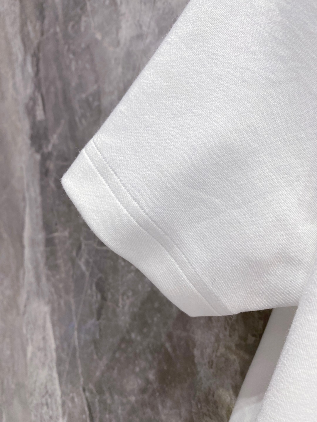 普拉达 2025秋冬 圆领刺绣短袖T恤打底衫 元素性的Logo徽章凸显休闲时尚魅力,依然独领时尚风骚.内