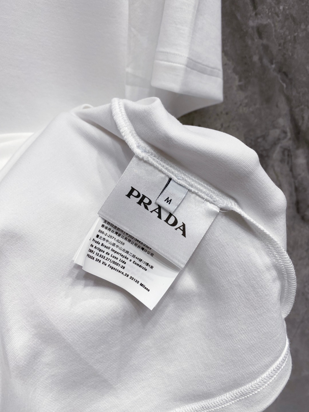 普拉达 2025秋冬 圆领刺绣短袖T恤打底衫 元素性的Logo徽章凸显休闲时尚魅力,依然独领时尚风骚.内