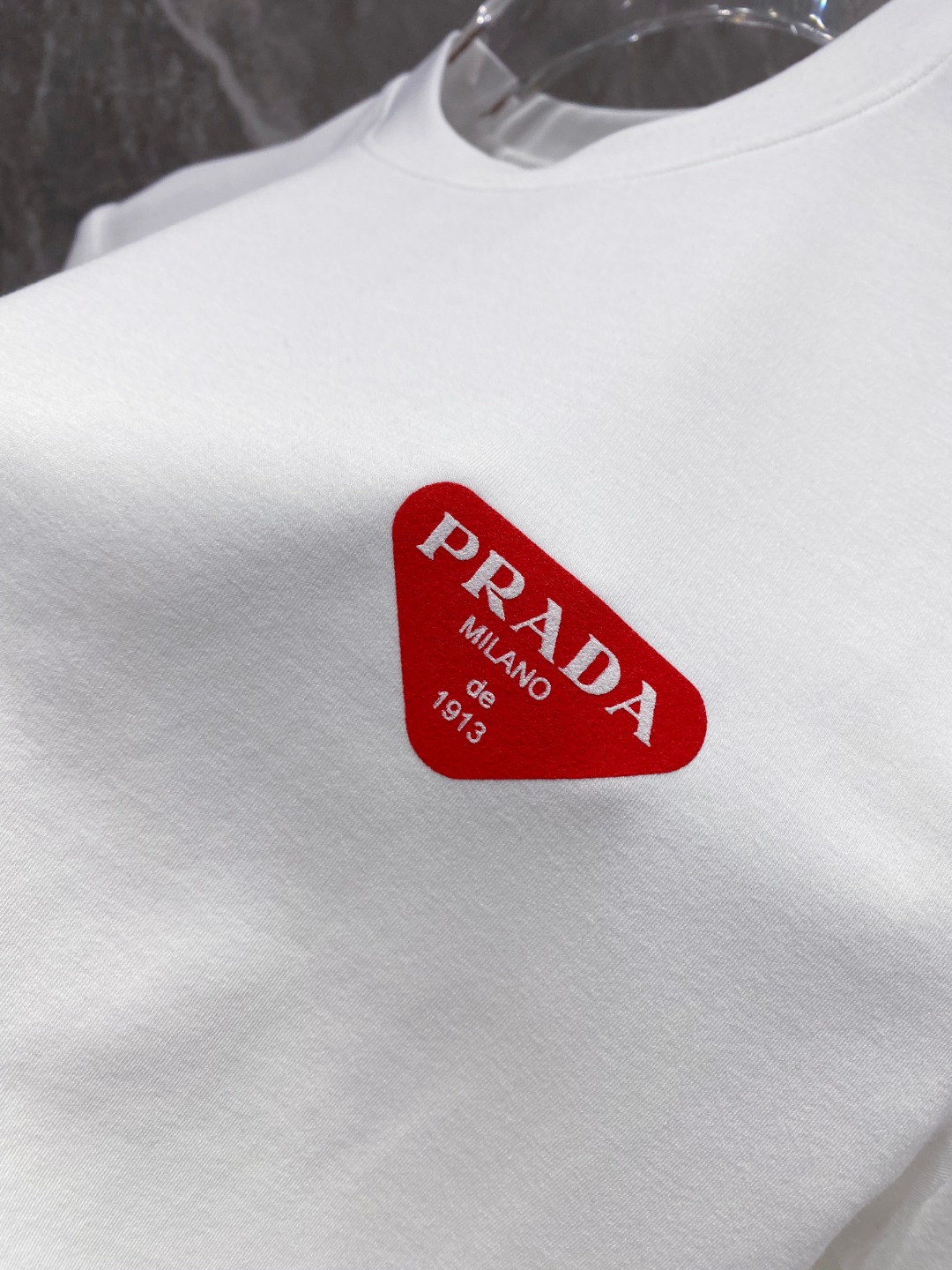 普拉达 2025秋冬 圆领刺绣短袖T恤打底衫 元素性的Logo徽章凸显休闲时尚魅力,依然独领时尚风骚.内
