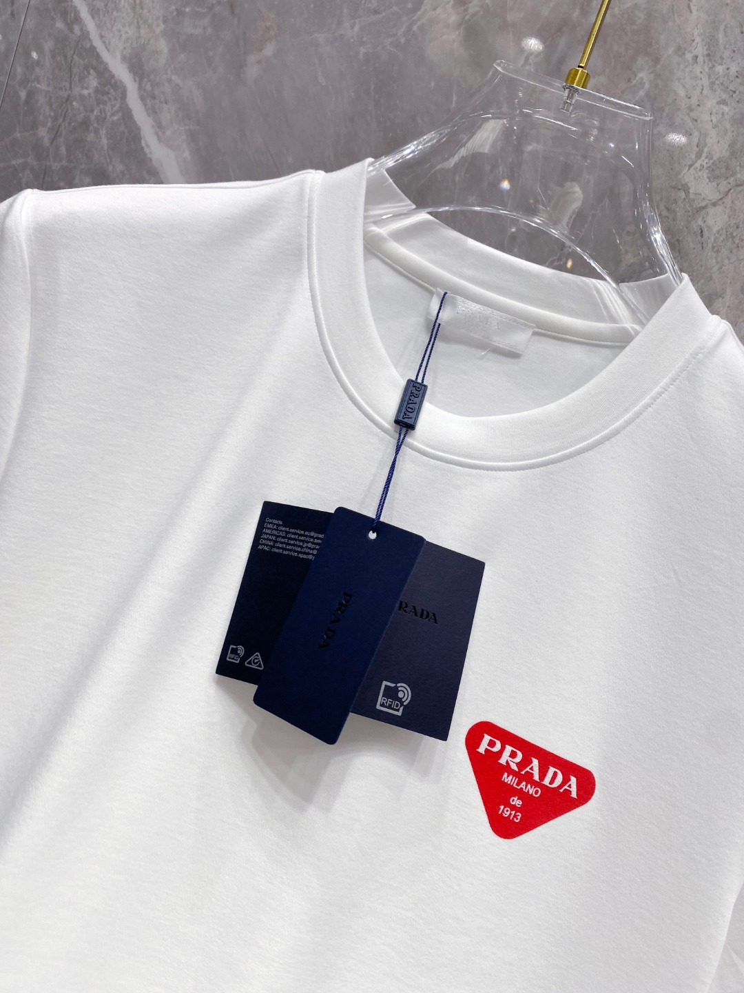 普拉达 2025秋冬 圆领刺绣短袖T恤打底衫 元素性的Logo徽章凸显休闲时尚魅力,依然独领时尚风骚.内
