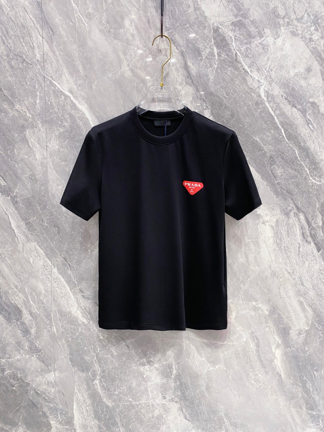 普拉达 2025秋冬 圆领刺绣短袖T恤打底衫 元素性的Logo徽章凸显休闲时尚魅力,依然独领时尚风骚.内