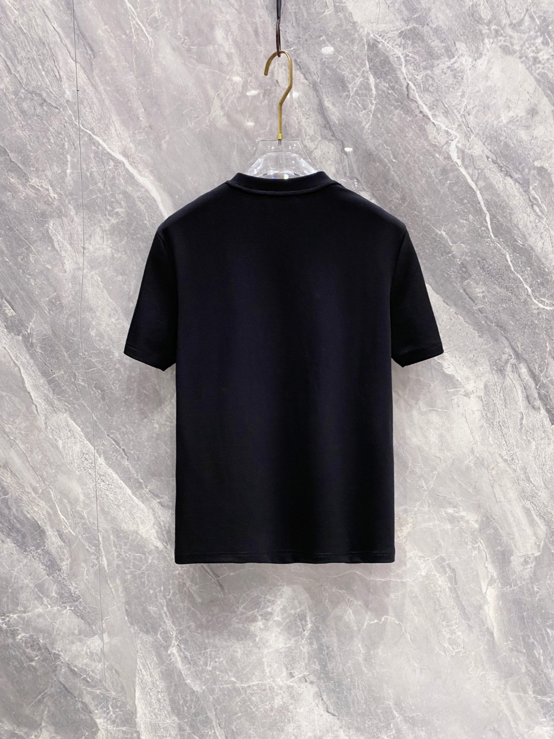 普拉达 2025秋冬 圆领刺绣短袖T恤打底衫 元素性的Logo徽章凸显休闲时尚魅力,依然独领时尚风骚.内