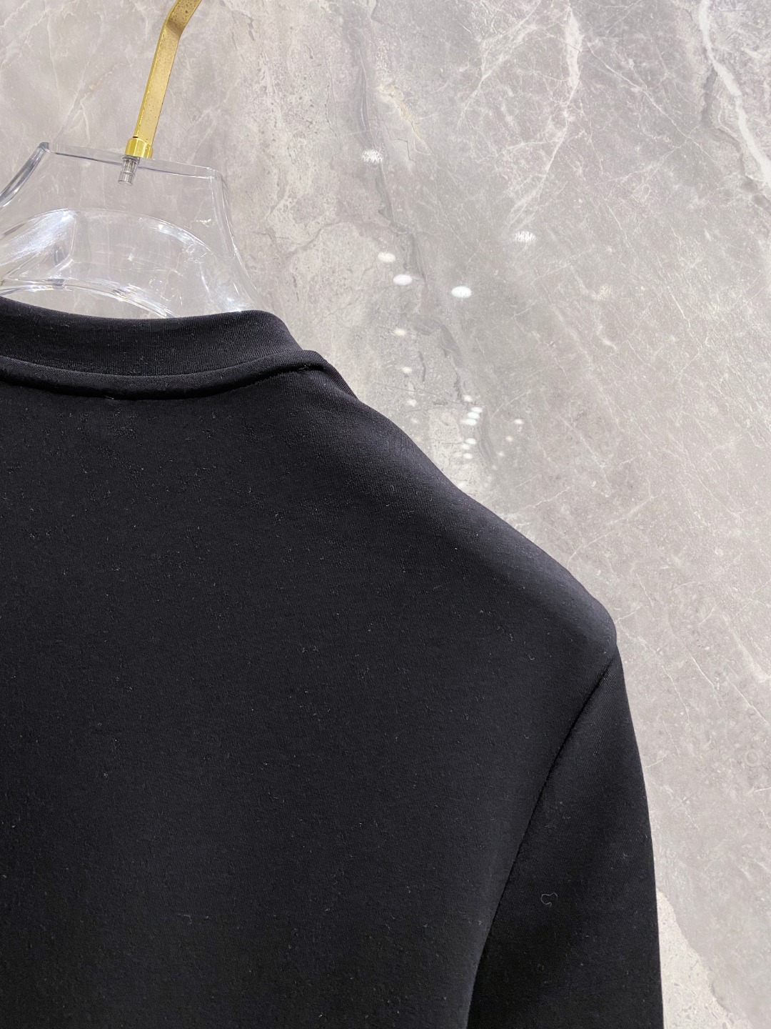 普拉达 2025秋冬 圆领刺绣短袖T恤打底衫 元素性的Logo徽章凸显休闲时尚魅力,依然独领时尚风骚.内