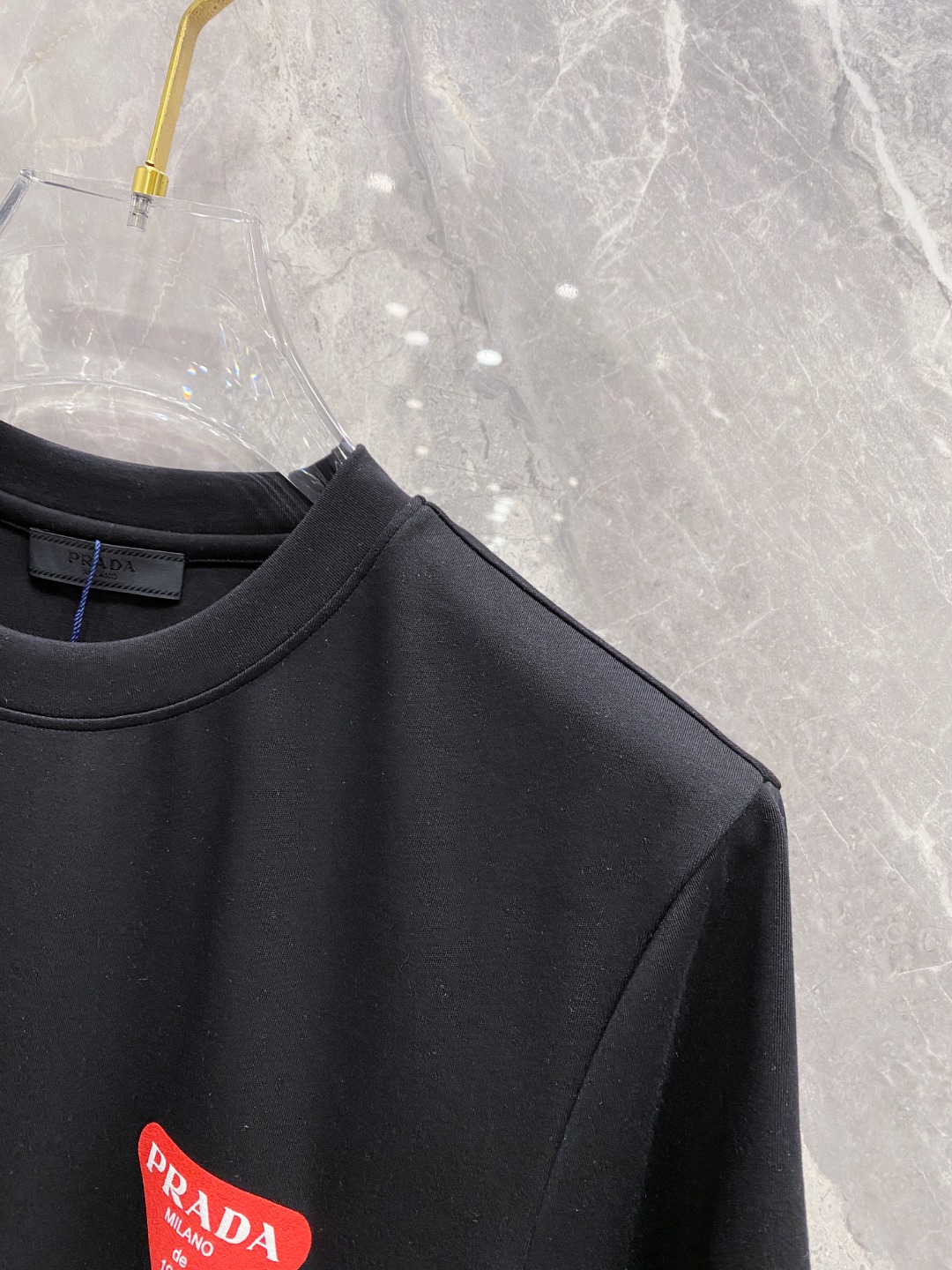 普拉达 2025秋冬 圆领刺绣短袖T恤打底衫 元素性的Logo徽章凸显休闲时尚魅力,依然独领时尚风骚.内