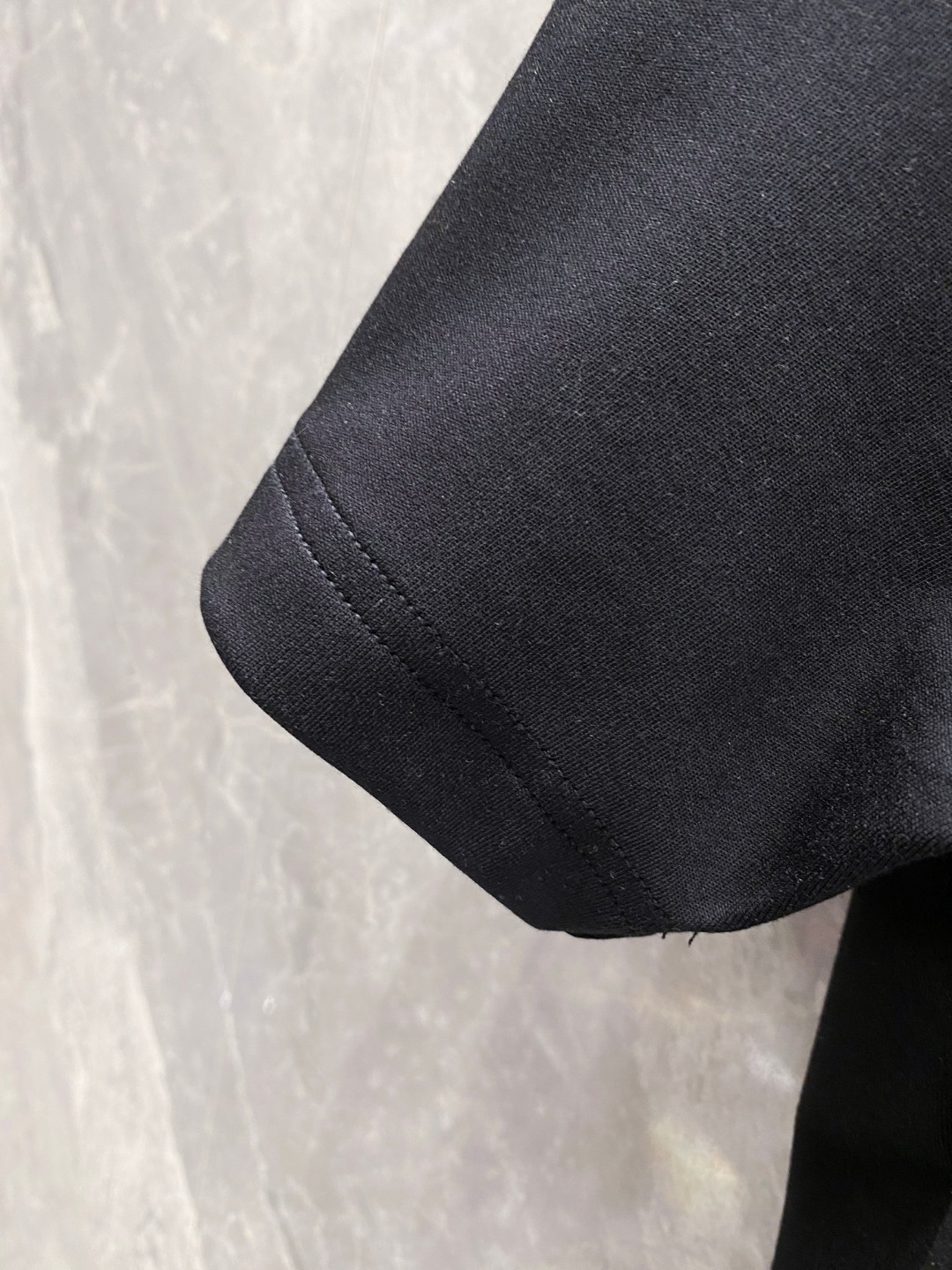 普拉达 2025秋冬 圆领刺绣短袖T恤打底衫 元素性的Logo徽章凸显休闲时尚魅力,依然独领时尚风骚.内