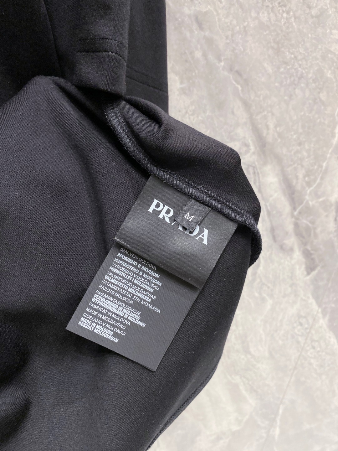 普拉达 2025秋冬 圆领刺绣短袖T恤打底衫 元素性的Logo徽章凸显休闲时尚魅力,依然独领时尚风骚.内