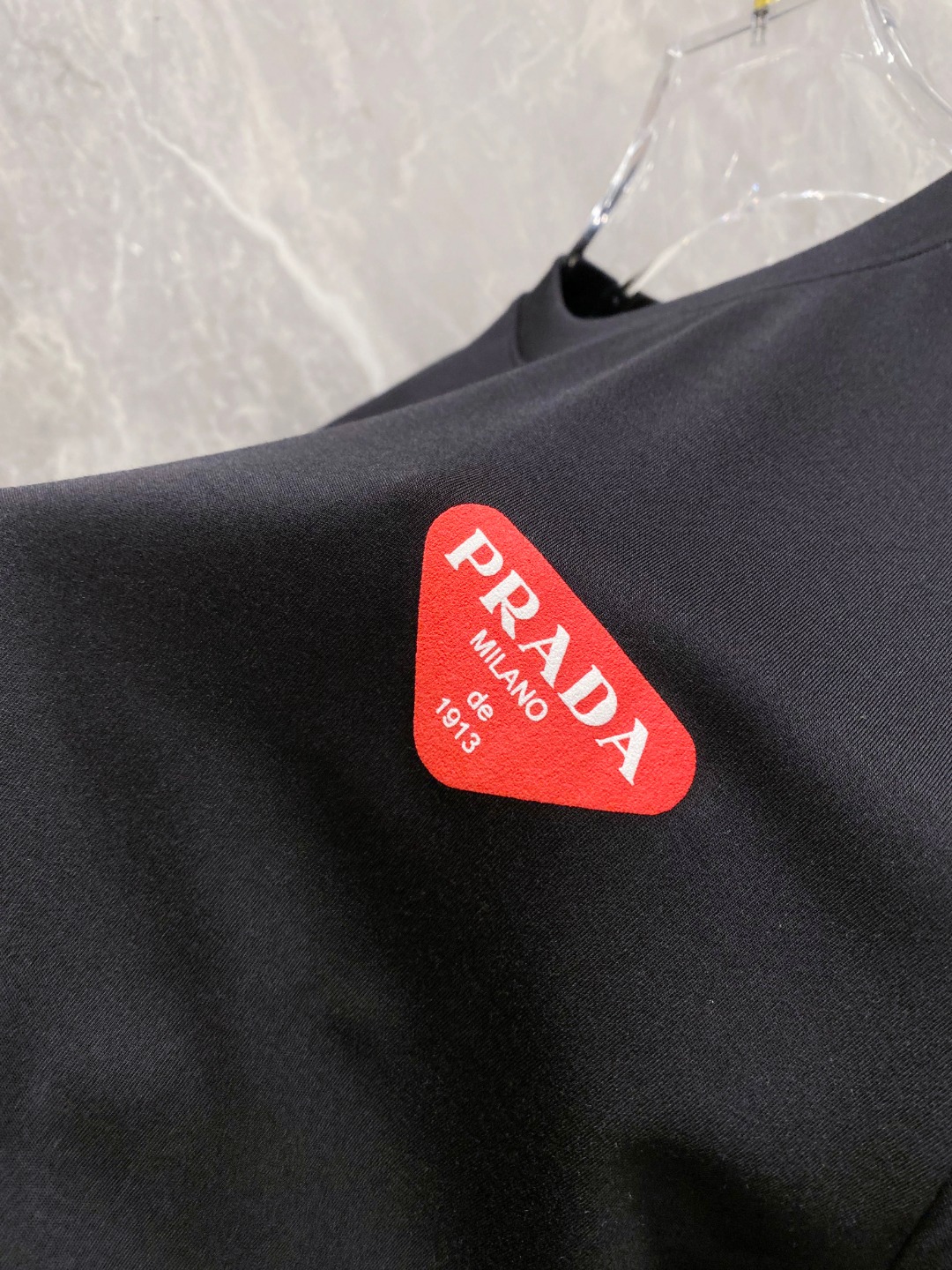 普拉达 2025秋冬 圆领刺绣短袖T恤打底衫 元素性的Logo徽章凸显休闲时尚魅力,依然独领时尚风骚.内