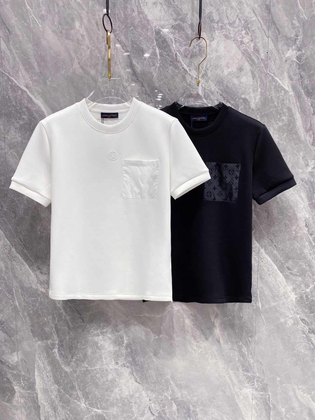 LV 2025秋冬 圆领刺绣短袖T恤打底衫 元素性的Logo徽章凸显休闲时尚魅力,依然独领时尚风骚.内搭