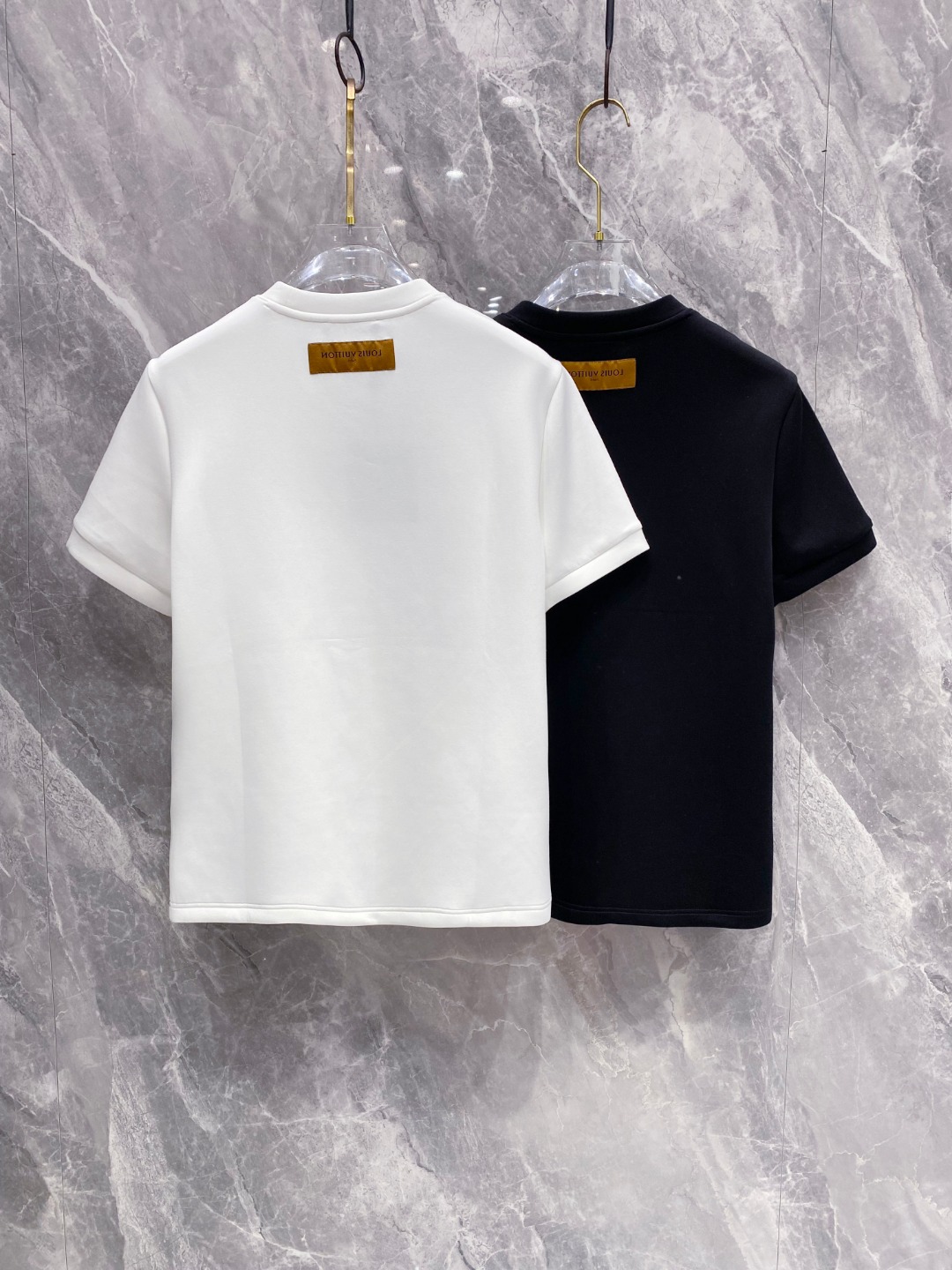 LV 2025秋冬 圆领刺绣短袖T恤打底衫 元素性的Logo徽章凸显休闲时尚魅力,依然独领时尚风骚.内搭