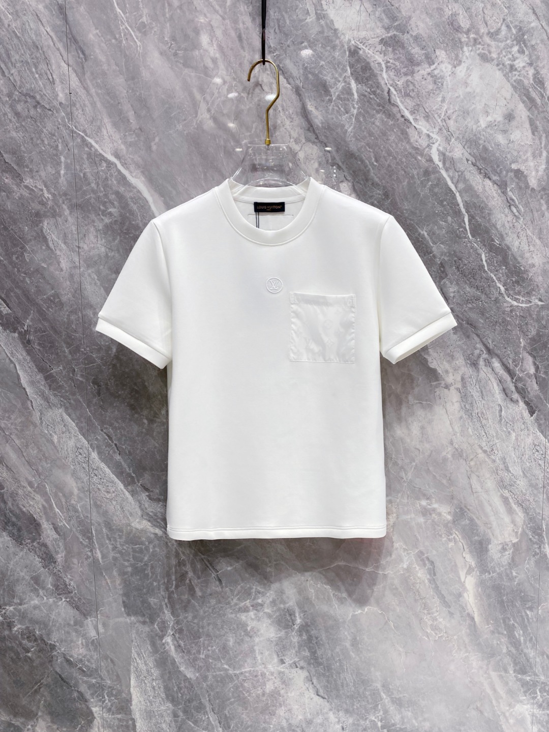 LV 2025秋冬 圆领刺绣短袖T恤打底衫 元素性的Logo徽章凸显休闲时尚魅力,依然独领时尚风骚.内搭