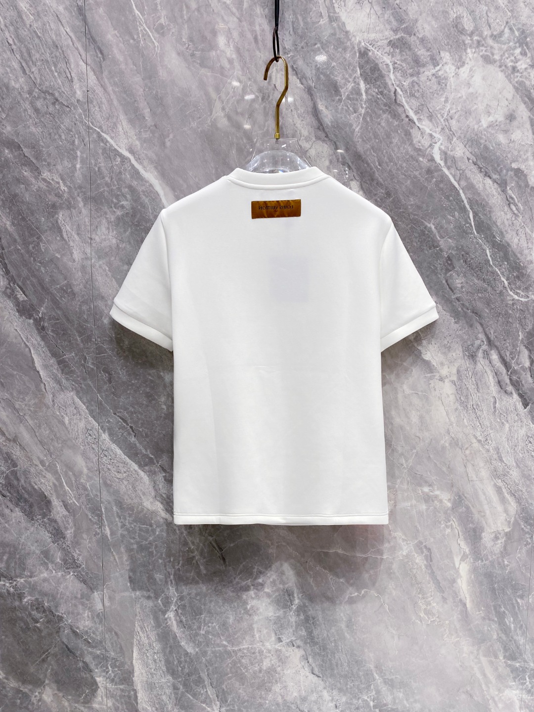 LV 2025秋冬 圆领刺绣短袖T恤打底衫 元素性的Logo徽章凸显休闲时尚魅力,依然独领时尚风骚.内搭