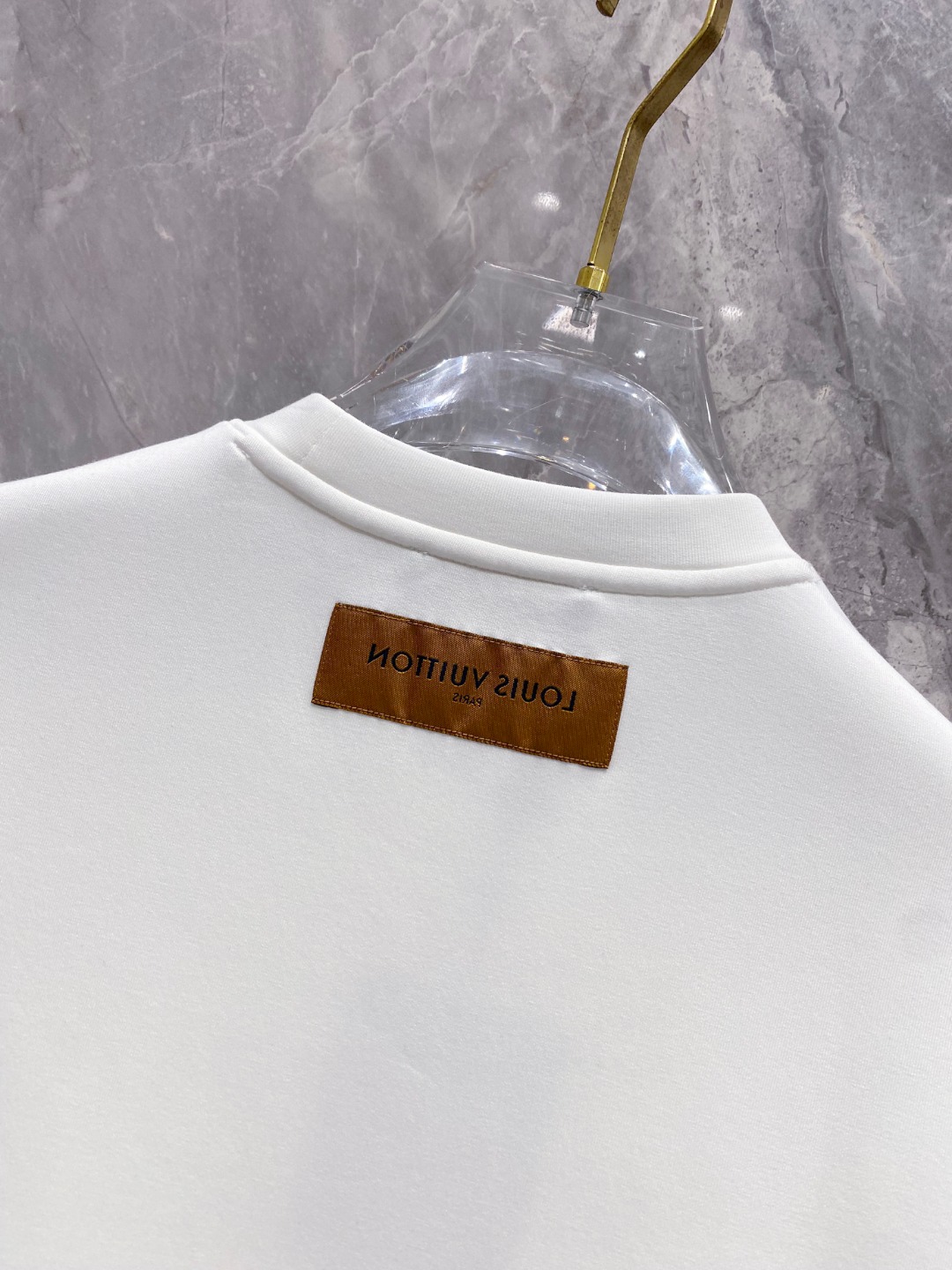 LV 2025秋冬 圆领刺绣短袖T恤打底衫 元素性的Logo徽章凸显休闲时尚魅力,依然独领时尚风骚.内搭