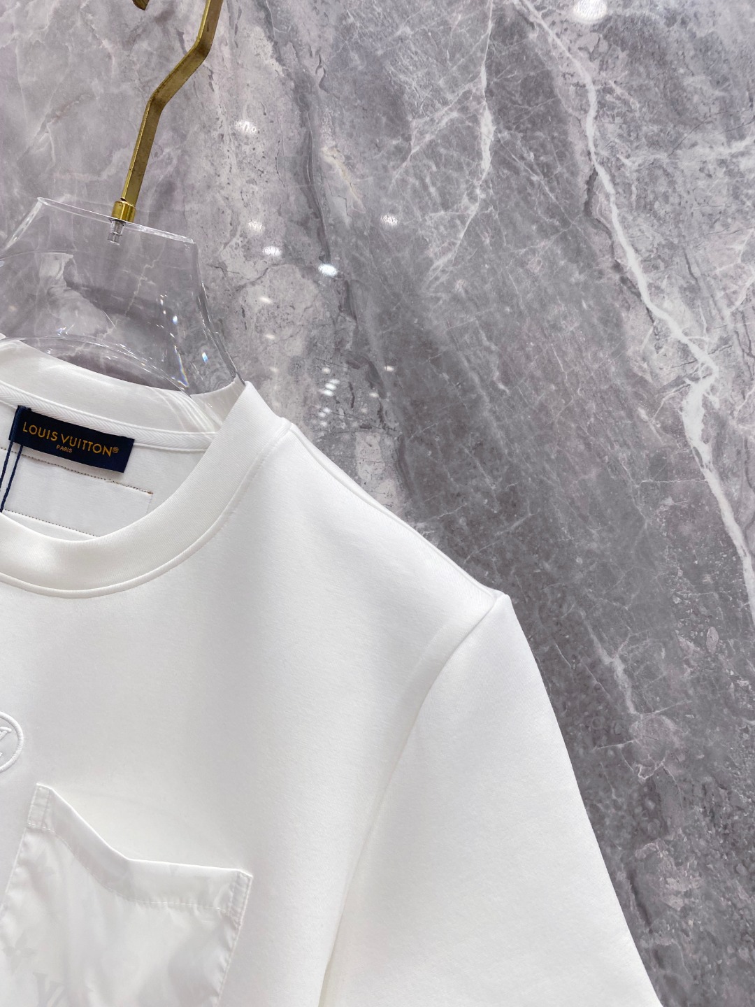 LV 2025秋冬 圆领刺绣短袖T恤打底衫 元素性的Logo徽章凸显休闲时尚魅力,依然独领时尚风骚.内搭