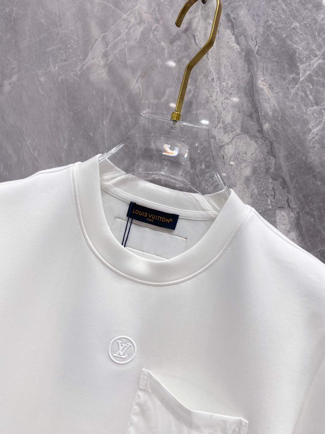 LV 2025秋冬 圆领刺绣短袖T恤打底衫 元素性的Logo徽章凸显休闲时尚魅力,依然独领时尚风骚.内搭