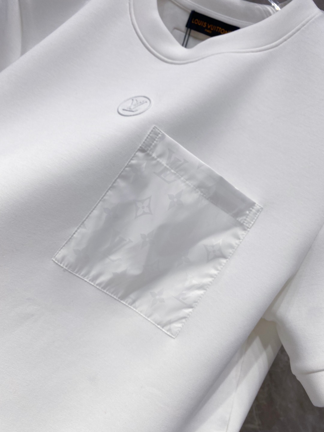 LV 2025秋冬 圆领刺绣短袖T恤打底衫 元素性的Logo徽章凸显休闲时尚魅力,依然独领时尚风骚.内搭