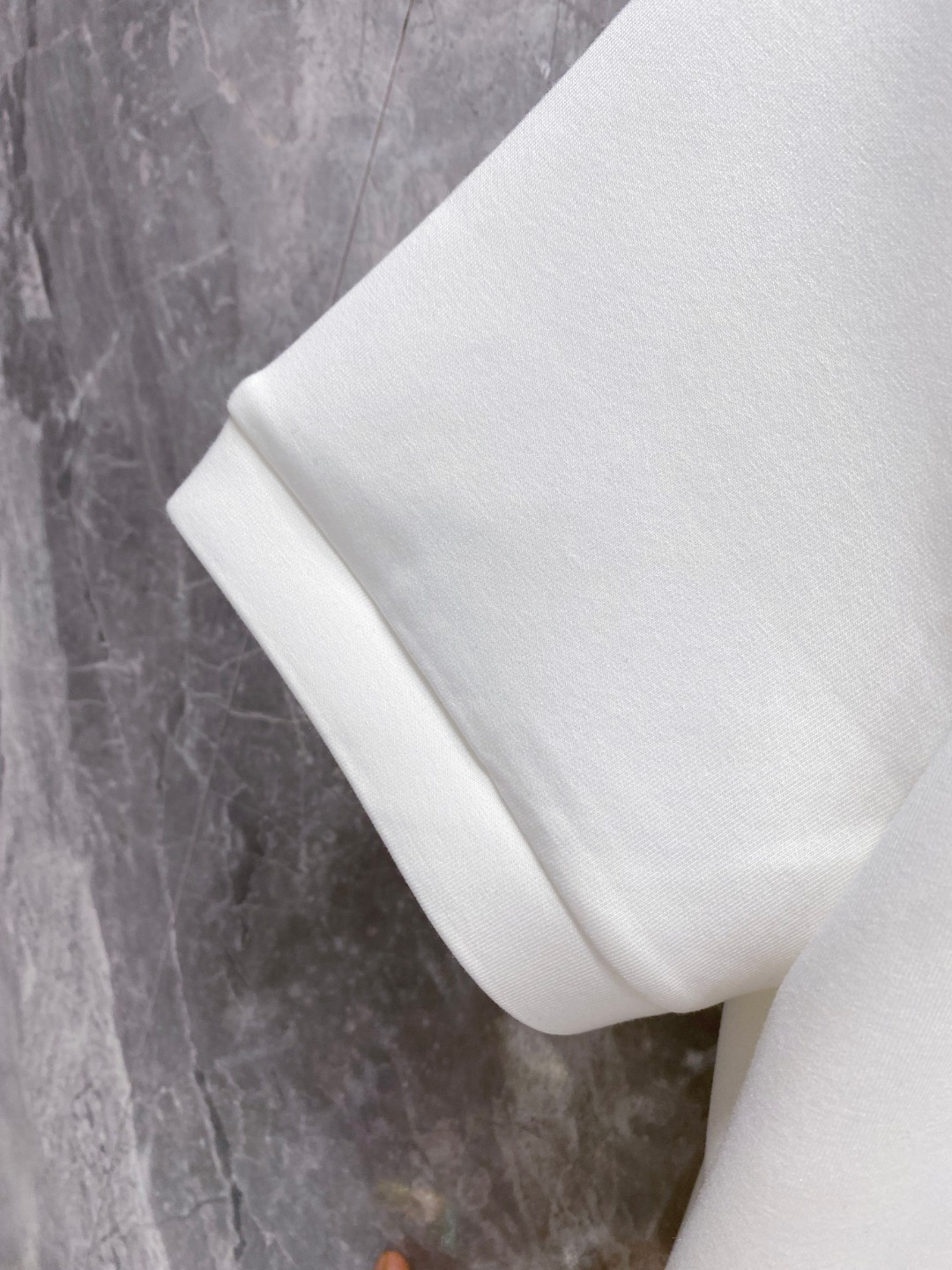 LV 2025秋冬 圆领刺绣短袖T恤打底衫 元素性的Logo徽章凸显休闲时尚魅力,依然独领时尚风骚.内搭