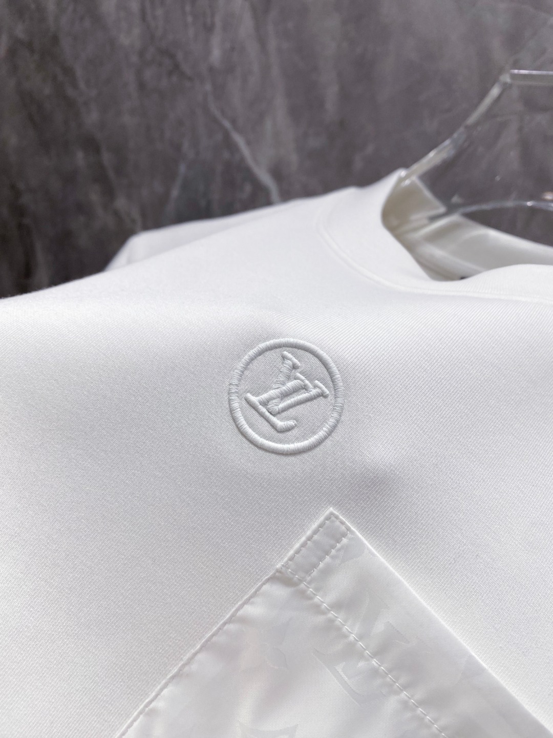 LV 2025秋冬 圆领刺绣短袖T恤打底衫 元素性的Logo徽章凸显休闲时尚魅力,依然独领时尚风骚.内搭