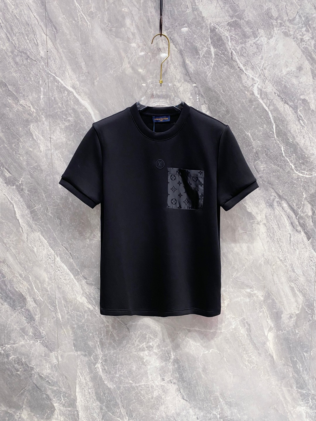 LV 2025秋冬 圆领刺绣短袖T恤打底衫 元素性的Logo徽章凸显休闲时尚魅力,依然独领时尚风骚.内搭