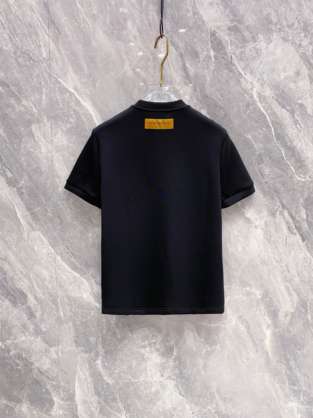 LV 2025秋冬 圆领刺绣短袖T恤打底衫 元素性的Logo徽章凸显休闲时尚魅力,依然独领时尚风骚.内搭