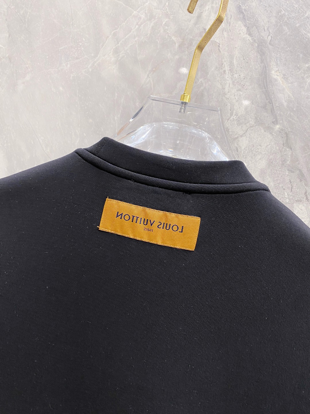 LV 2025秋冬 圆领刺绣短袖T恤打底衫 元素性的Logo徽章凸显休闲时尚魅力,依然独领时尚风骚.内搭