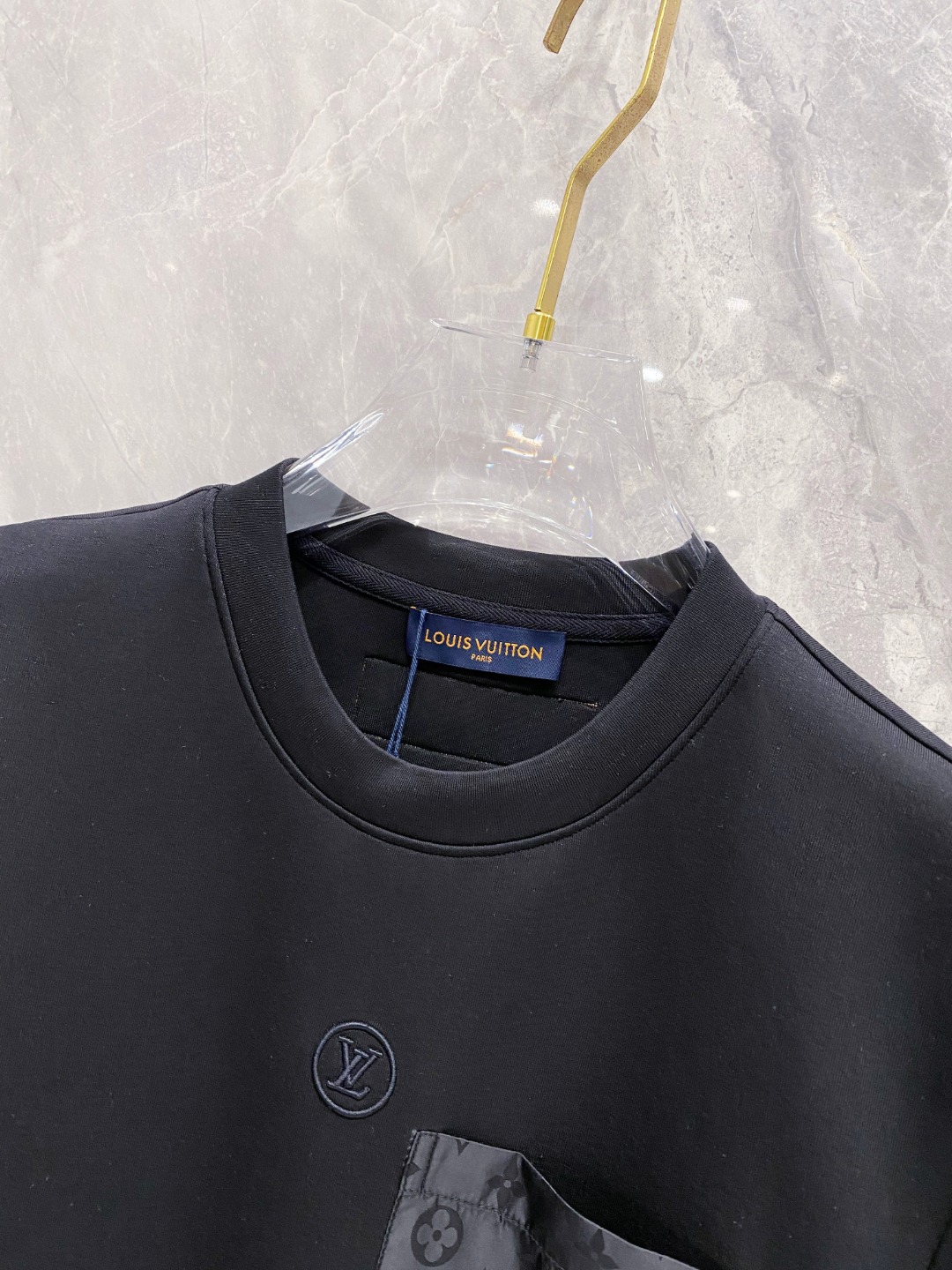 LV 2025秋冬 圆领刺绣短袖T恤打底衫 元素性的Logo徽章凸显休闲时尚魅力,依然独领时尚风骚.内搭