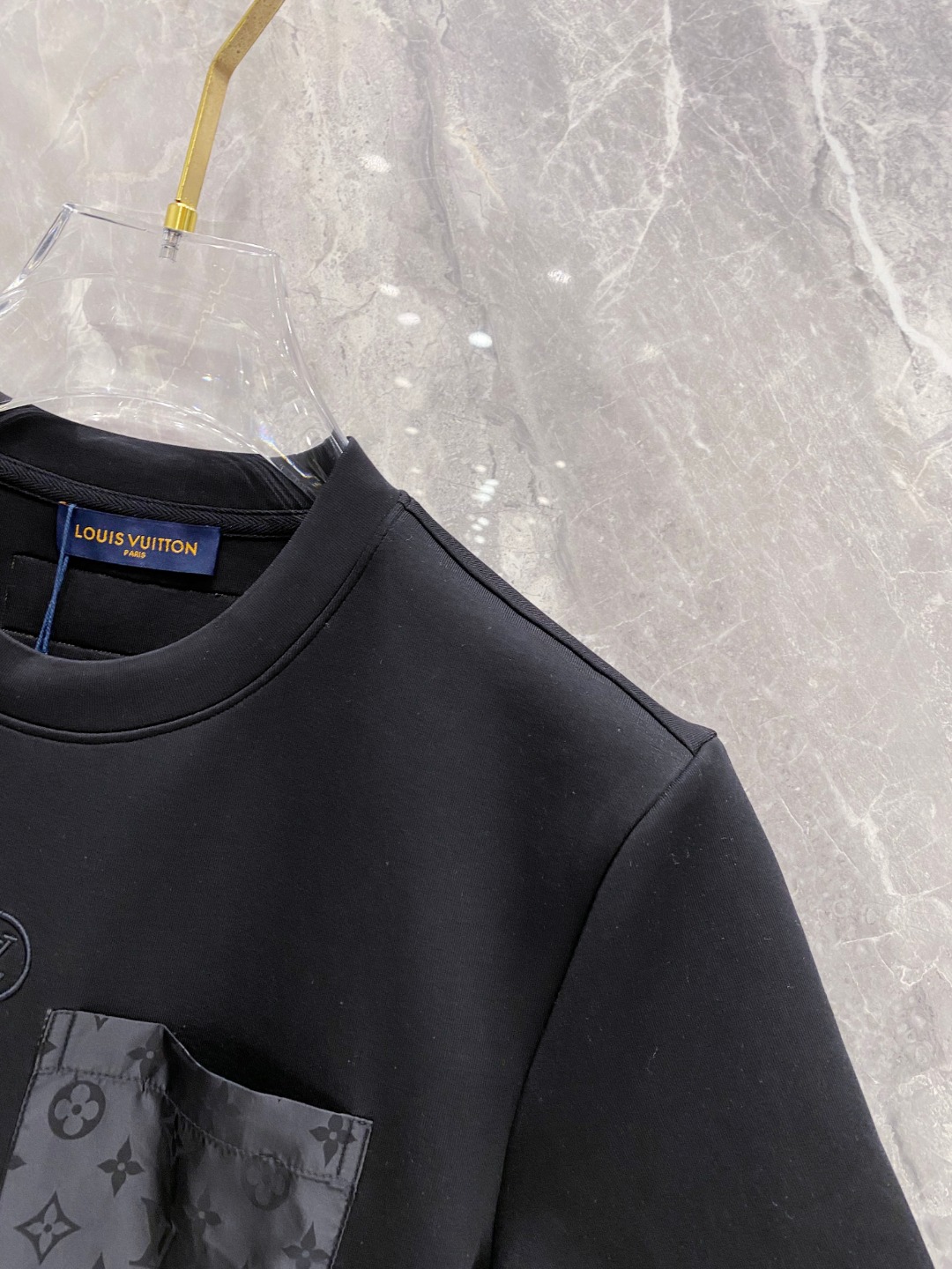 LV 2025秋冬 圆领刺绣短袖T恤打底衫 元素性的Logo徽章凸显休闲时尚魅力,依然独领时尚风骚.内搭