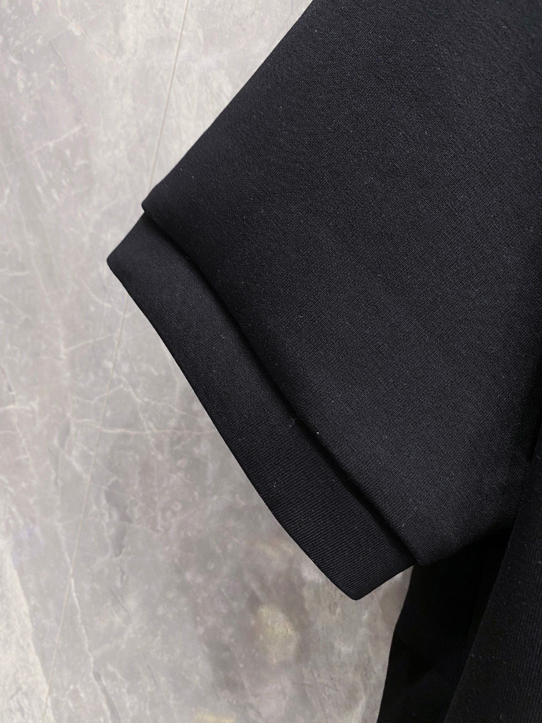 LV 2025秋冬 圆领刺绣短袖T恤打底衫 元素性的Logo徽章凸显休闲时尚魅力,依然独领时尚风骚.内搭