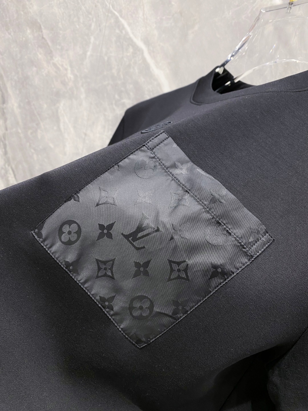 LV 2025秋冬 圆领刺绣短袖T恤打底衫 元素性的Logo徽章凸显休闲时尚魅力,依然独领时尚风骚.内搭