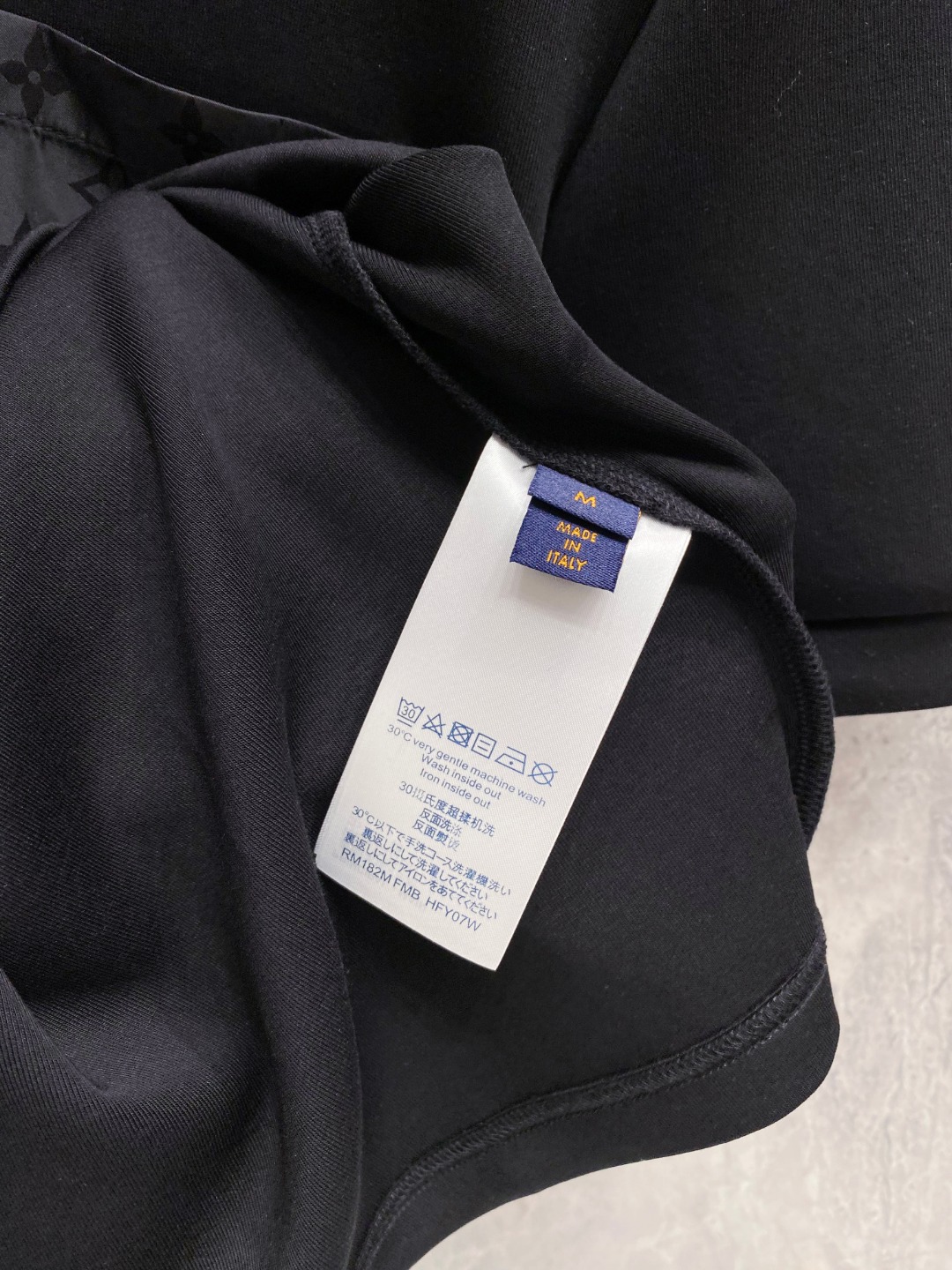 LV 2025秋冬 圆领刺绣短袖T恤打底衫 元素性的Logo徽章凸显休闲时尚魅力,依然独领时尚风骚.内搭