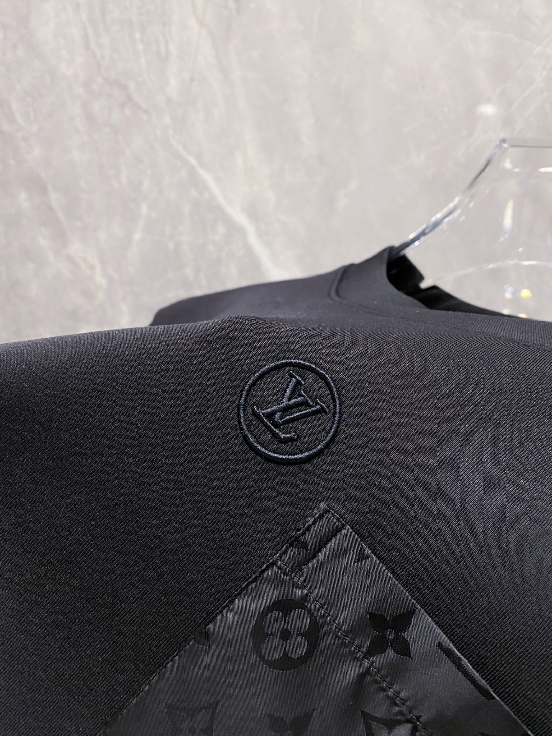 LV 2025秋冬 圆领刺绣短袖T恤打底衫 元素性的Logo徽章凸显休闲时尚魅力,依然独领时尚风骚.内搭