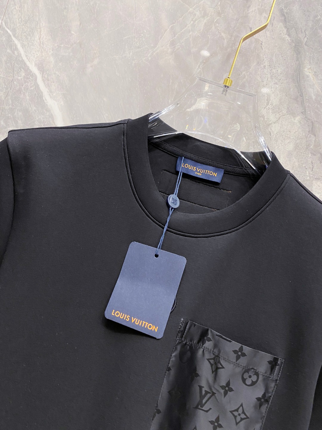 LV 2025秋冬 圆领刺绣短袖T恤打底衫 元素性的Logo徽章凸显休闲时尚魅力,依然独领时尚风骚.内搭