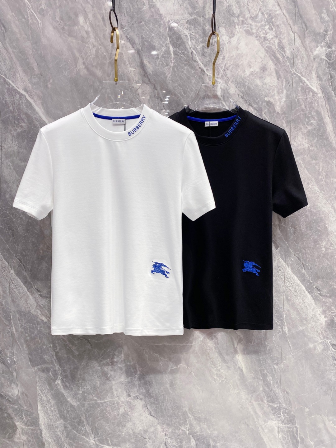 巴宝莉 2025秋冬 圆领刺绣短袖T恤打底衫 元素性的Logo徽章凸显休闲时尚魅力,依然独领时尚风骚.内