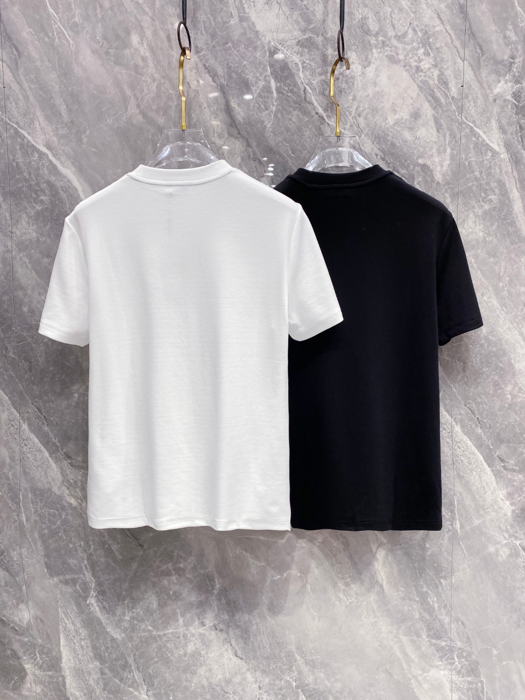 巴宝莉 2025秋冬 圆领刺绣短袖T恤打底衫 元素性的Logo徽章凸显休闲时尚魅力,依然独领时尚风骚.内