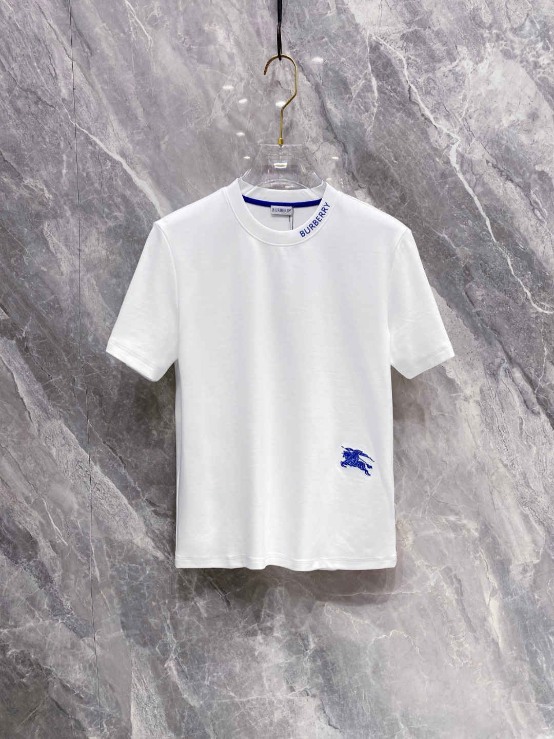 巴宝莉 2025秋冬 圆领刺绣短袖T恤打底衫 元素性的Logo徽章凸显休闲时尚魅力,依然独领时尚风骚.内