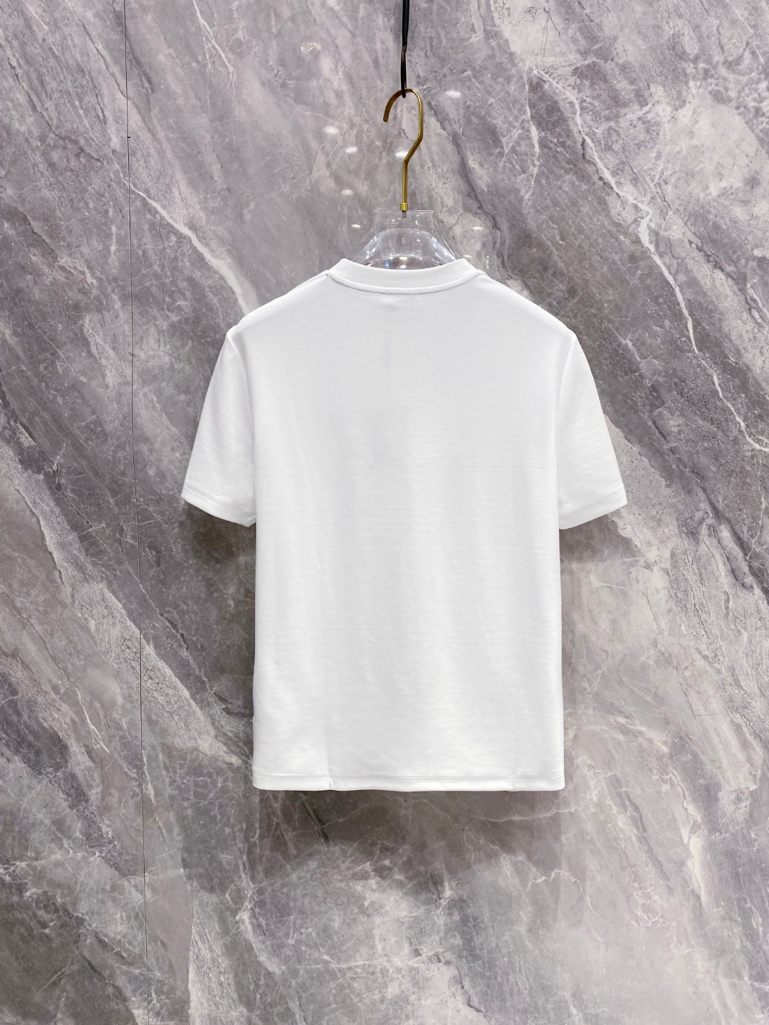 巴宝莉 2025秋冬 圆领刺绣短袖T恤打底衫 元素性的Logo徽章凸显休闲时尚魅力,依然独领时尚风骚.内