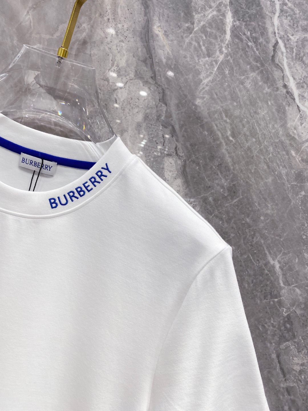 巴宝莉 2025秋冬 圆领刺绣短袖T恤打底衫 元素性的Logo徽章凸显休闲时尚魅力,依然独领时尚风骚.内