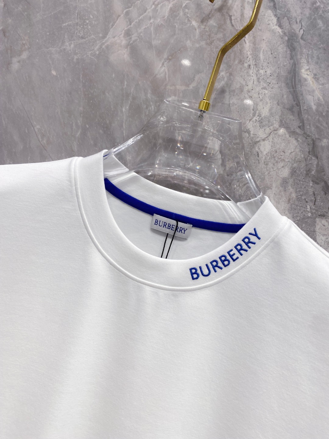 巴宝莉 2025秋冬 圆领刺绣短袖T恤打底衫 元素性的Logo徽章凸显休闲时尚魅力,依然独领时尚风骚.内