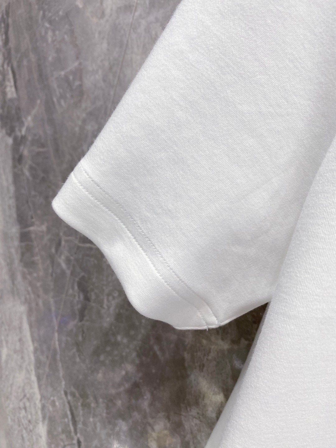 巴宝莉 2025秋冬 圆领刺绣短袖T恤打底衫 元素性的Logo徽章凸显休闲时尚魅力,依然独领时尚风骚.内