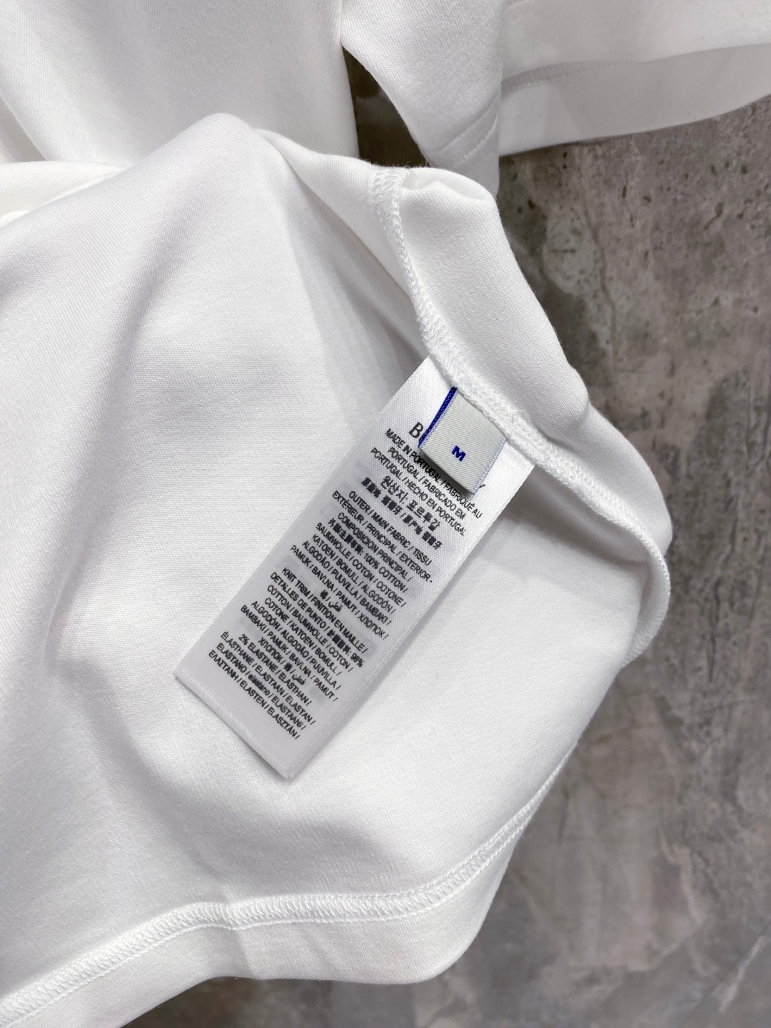 巴宝莉 2025秋冬 圆领刺绣短袖T恤打底衫 元素性的Logo徽章凸显休闲时尚魅力,依然独领时尚风骚.内