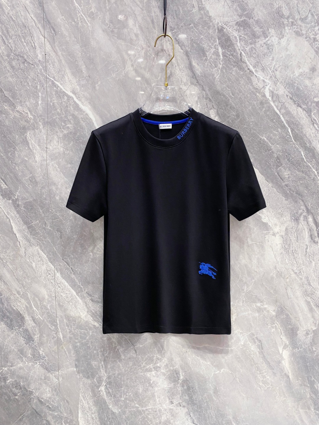 巴宝莉 2025秋冬 圆领刺绣短袖T恤打底衫 元素性的Logo徽章凸显休闲时尚魅力,依然独领时尚风骚.内