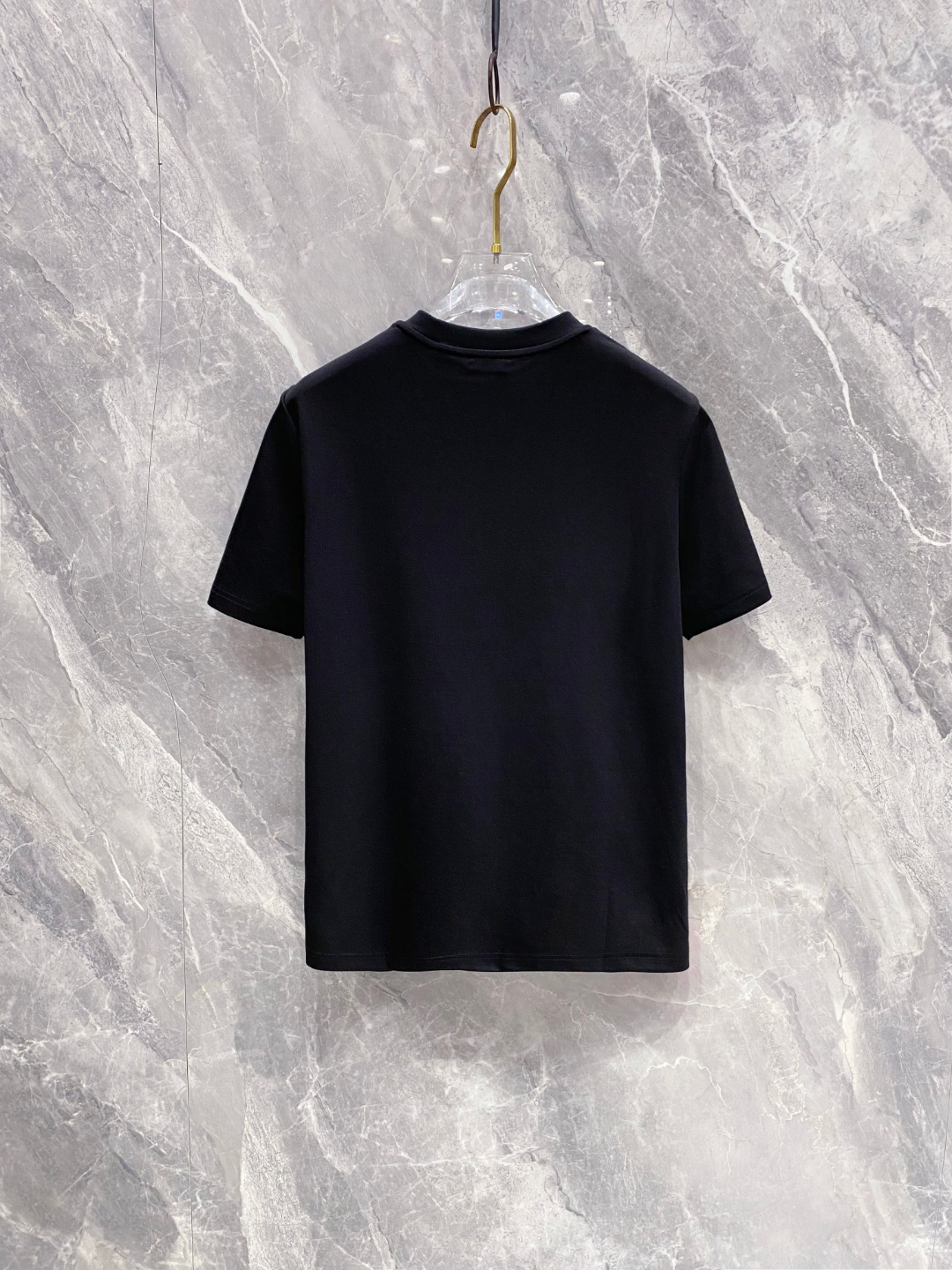 巴宝莉 2025秋冬 圆领刺绣短袖T恤打底衫 元素性的Logo徽章凸显休闲时尚魅力,依然独领时尚风骚.内