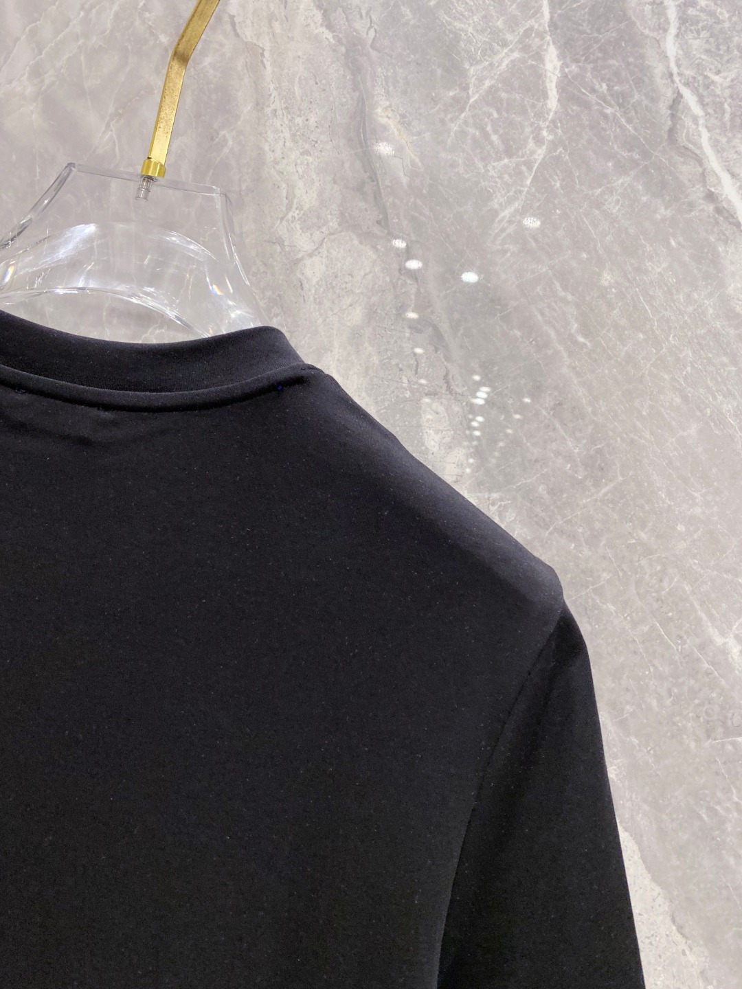 巴宝莉 2025秋冬 圆领刺绣短袖T恤打底衫 元素性的Logo徽章凸显休闲时尚魅力,依然独领时尚风骚.内